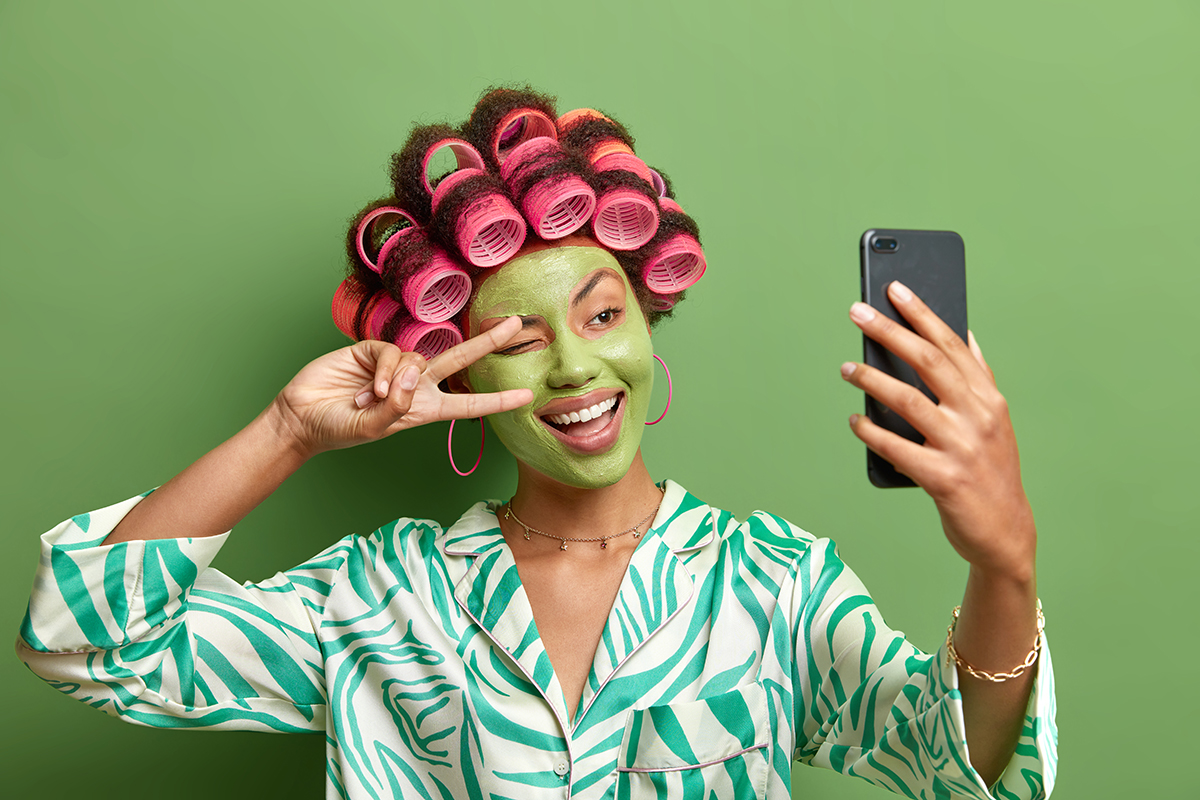 Quieres vender más-10 herramientas de marketing digital gratis para pymes - Chica haciendose un selfie - Developmentmedia
